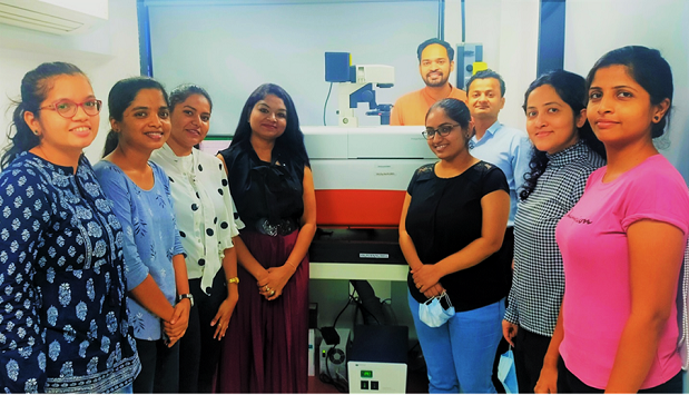 Das Yashraj-Biotechnology-Team mit dem ImageXpress Nano