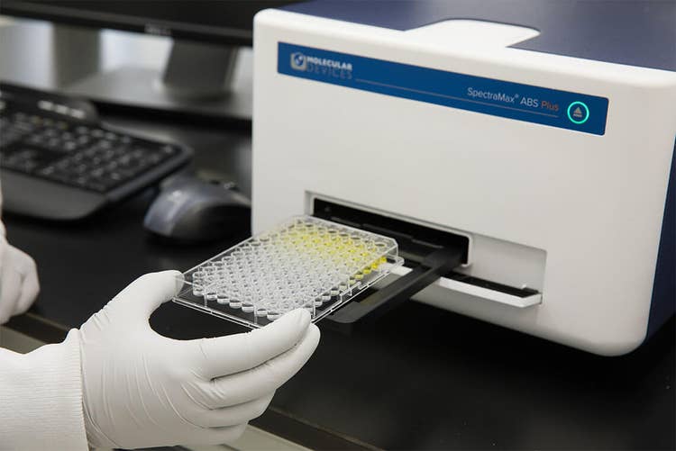 SpectraMax ABS Plus mit 96-Well-Mikroplatten