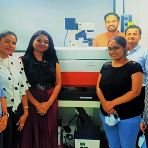 Das Yashraj-Biotechnology-Team mit dem ImageXpress Nano